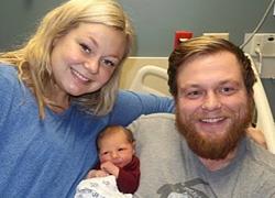 Έγκυος στον 10ο μήνα σώζει τον άντρα της με τεχνητή αναπνοή λίγο πριν γεννήσει