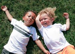 Πώς θα βοηθήσουμε τα παιδιά μας να δέχονται και να αγαπούν ό,τι είναι διαφορετικό από εκείνα