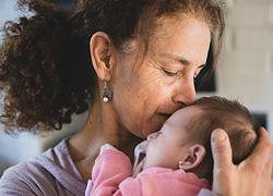Γιατί η γιαγιά απ' την πλευρά της μαμάς είναι τόσο σημαντική για τα παιδιά