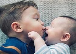 Πώς να βοηθήσετε τα αδέλφια με μεγάλη διαφορά ηλικίας να αποκτήσουν μια όμορφη σχέση