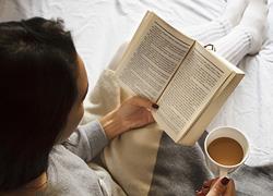 Ο χρόνος που αφιερώνουμε στα social media ισοδυναμεί με το να διαβάζαμε 290 βιβλία