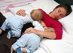 Πώς είναι η ζωή των διδύμων μέσα από 12 φωτογραφίες