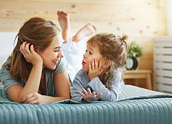 Οι «μαγικές» και διασκεδαστικές ερωτήσεις που θα κάνουν το παιδί να ανοιχτεί και να σας μιλήσει για όλα