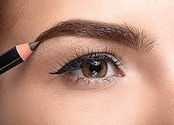 Πώς να τονίσετε σωστά τα φρύδια σας στο μακιγιάζ 