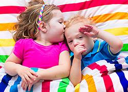 Δύο παιδιά στο ίδιο δωμάτιο: Πώς θα ελαχιστοποιήσετε γκρίνια και καβγάδες 