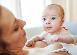 Οι… απρόσμενες αλλαγές στο γυναικείο σώμα (και μυαλό) μετά τον τοκετό 