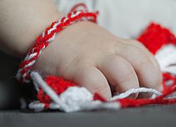 Φτιάξτε με τα παιδιά τα πιο όμορφα βραχιολάκια για να μην... σας κάψει ο Μάρτης