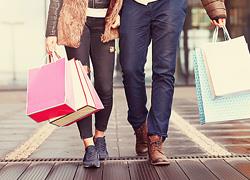 Πώς διαμορφώνεται το εορταστικό ωράριο του Πάσχα και ποια Κυριακή θα λειτουργήσουν τα καταστήματα