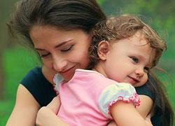 Τα 8 είδη αγκαλιάς που γνώρισα μόνο όταν έγινα μαμά