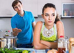 Οι ειδικοί απαντούν: «Ο σύζυγός μου γίνεται επικριτικός με όλους και ανησυχώ μήπως αποτελεί λάθος πρότυπο για τα παιδιά. Τι να κάνω;»