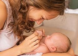 10 τρόποι για να χτίσετε έναν ισχυρό συναισθηματικό δεσμό με το νεογέννητό σας