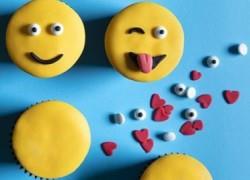 Πώς να φτιάξετε τα emoji cupcakes του Άκη Πετρετζίκη σε 3 μόνο βήματα