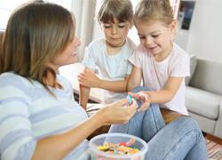 8 κανόνες των γονιών που δεν πειράζει να σπάνε κάπου κάπου