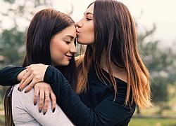 «Η αδερφή μου ήταν και παραμένει η δεύτερη μαμά μου»: ένα συγκινητικό ευχαριστώ προς τη μεγάλη αδελφή