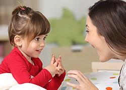 Ο τρόπος που μιλάμε στα παιδιά γίνεται η εσωτερική τους φωνή 