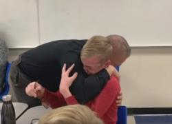 Ένας 12χρονος βλέπει για πρώτη φορά στη ζωή του χρώματα και η αντίδρασή του συγκινεί