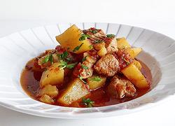 Πεντανόστιμο χοιρινό με πατάτες γιαχνί στο άψε σβήσε