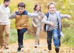 «Ούτε γονείς-αφέντες ούτε γονείς-υπηρέτες»: οδηγός για αυτόνομα παιδιά