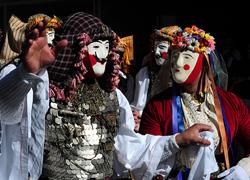 Σε ποιο καρναβάλι της Ελλάδας πρέπει να γιορτάσετε τις Απόκριες με βάση το ζώδιό σας