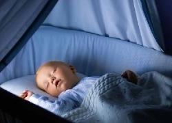 Πώς να βοηθήσετε το μωρό να κοιμάται όλη τη νύχτα