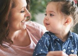 Πώς να βοηθήσετε ένα παιδί που έχει αργήσει να μιλήσει