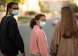 «Το πιο δύσκολο είναι να κλείσεις στο κλουβί το παιδί σου»: μια Ιταλίδα μαμά γράφει