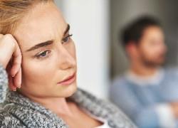 «Κάνε ό,τι θέλεις»: τι κρύβουν οι φράσεις που λέμε συχνά μέσα στον γάμο