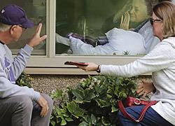 Δικαιούμαστε να ρισκάρουμε την υγεία των παππούδων μας, επειδή θέλουμε να τους δούμε;