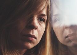 Στις γυναίκες που έχουν ανοιχτές πληγές: «Να είστε δυνατές και όλα θα πάνε καλά!» 