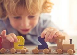 Μαθηματικά για μπόμπιρες: πώς μαθαίνει ένα νήπιο αριθμούς και σχήματα παίζοντας