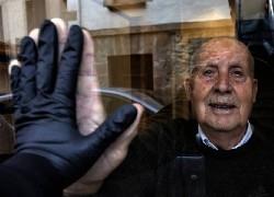 Ο στοργικός χαιρετισμός ενός Ισπανού με τον παππού του που συγκινεί