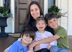 «Είμαι εργαζόμενη μητέρα 3 παιδιών κι αυτές είναι οι συμβουλές μου για την καραντίνα»