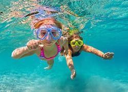 Τι λένε οι ειδικοί για τον κίνδυνο μετάδοσης του κορονοϊού στη θάλασσα