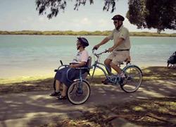 Σύζυγος φτιάχνει ειδικό ποδήλατο για να πηγαίνει ποδηλατάδες με τη γυναίκα του που έχει Αλτσχάιμερ!