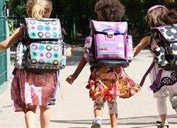 «Τα παιδιά πρέπει να πάνε σχολείο»: μία μαμά εξηγεί γιατί θέλει να ανοίξουν τα σχολεία