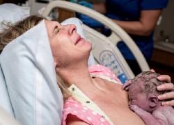 Μητέρα αγκαλιάζει το νεογέννητό της και η χαρά της γίνεται δική μας!