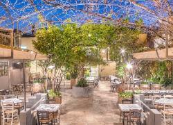 5 ταβέρνες με μεγάλη αυλή για να φάμε και να πιούμε με ασφάλεια