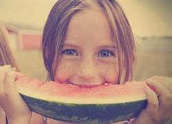 Τα παιδικά μας καλοκαίρια στο χωριό μύριζαν καρπούζι και «γιαγιαδίλα»