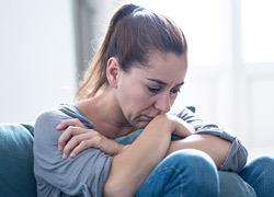 Γυναίκες που δεν αγαπήθηκαν ουσιαστικά από τη μητέρα τους: 5 κοινά τραύματα