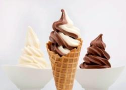 Σπιτικό «παγωτό μηχανής» σε χωνάκι που μας θυμίζει τα παιδικά μας καλοκαίρια