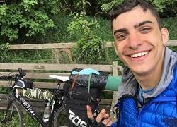 Έκανε Σκωτία- Ελλάδα με ποδήλατο για να δει τους γονείς του!