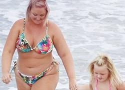 Ας περπατήσουμε στις παραλίες ελεύθερες και όμορφες με τα κιλά και τις ραγάδες μας!