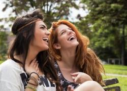 Φιλία είναι να χαίρεσαι να βλέπεις την κολλητή σου να λάμπει από ευτυχία