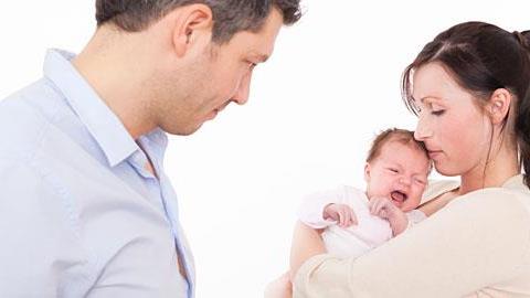 Γιατί δεν πρέπει να τσακώνεστε μπροστά στο μωρό