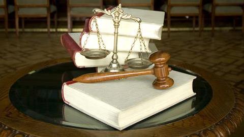 Μάνα πέταξε το μωρό της σε αστυνομικό για να μην συλληφθεί