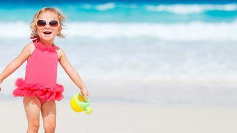 ...η πρώτη επαφή με τη θάλασσα