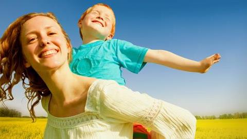 Πώς το να είσαι μαμά σε κάνει ξανά παιδί