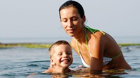 Πώς θα μάθετε στο παιδί να κολυμπά