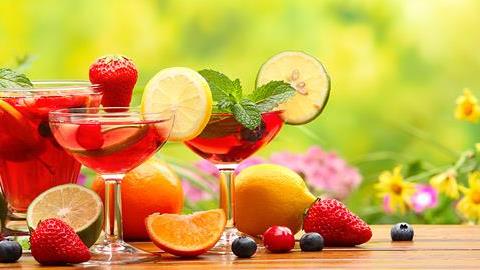 6 κατακόκκινες καλοκαιρινές συνταγές για κοκτέιλ 