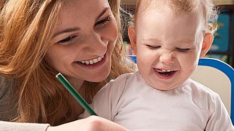 Μάθετε στο παιδί να μιλά χωρίς να… μιλάτε